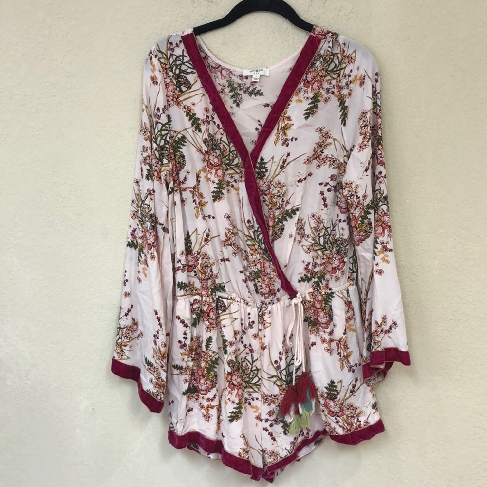 🧚🏻‍♂️Umgee Womans BOHO Floral Romper size Large. Burgundy velvet trim.
